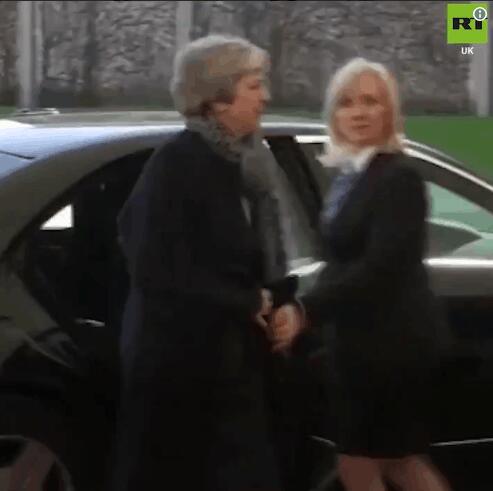 受冷落？特雷莎·梅抵柏林参加脱欧谈判，默克尔却没有出来迎接