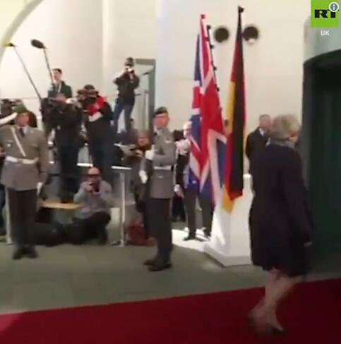 受冷落？特雷莎·梅抵柏林参加脱欧谈判，默克尔却没有出来迎接