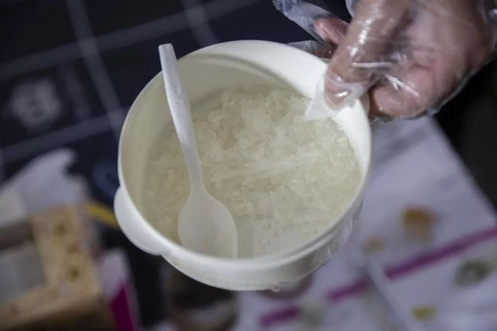 事发今晨:嫌犯挥舞凶器疯狂拒捕,危急时刻,民警果断开枪