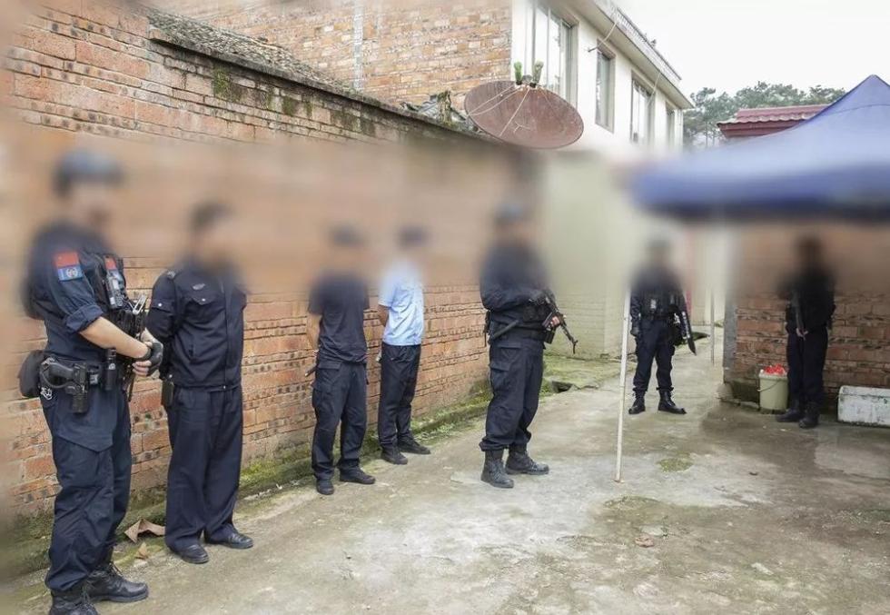 事发今晨:嫌犯挥舞凶器疯狂拒捕,危急时刻,民警果断开枪