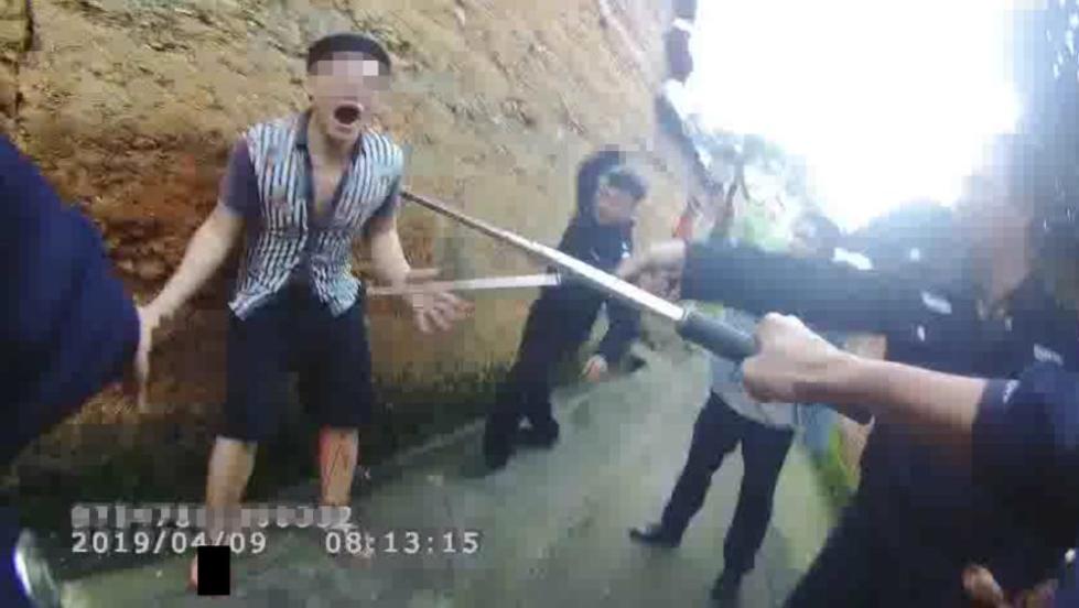 事发今晨:嫌犯挥舞凶器疯狂拒捕,危急时刻,民警果断开枪