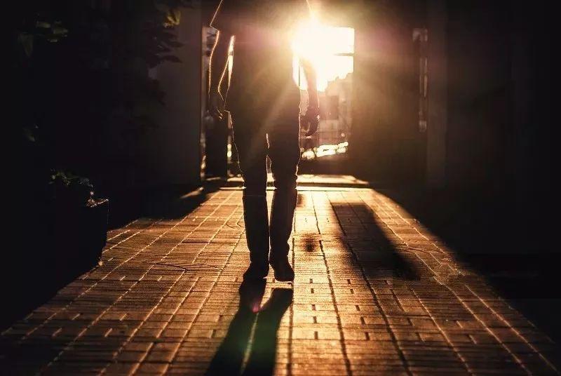 49岁叔叔和33岁侄子都找不到老婆，竟干下这种荒唐事…结果双双被