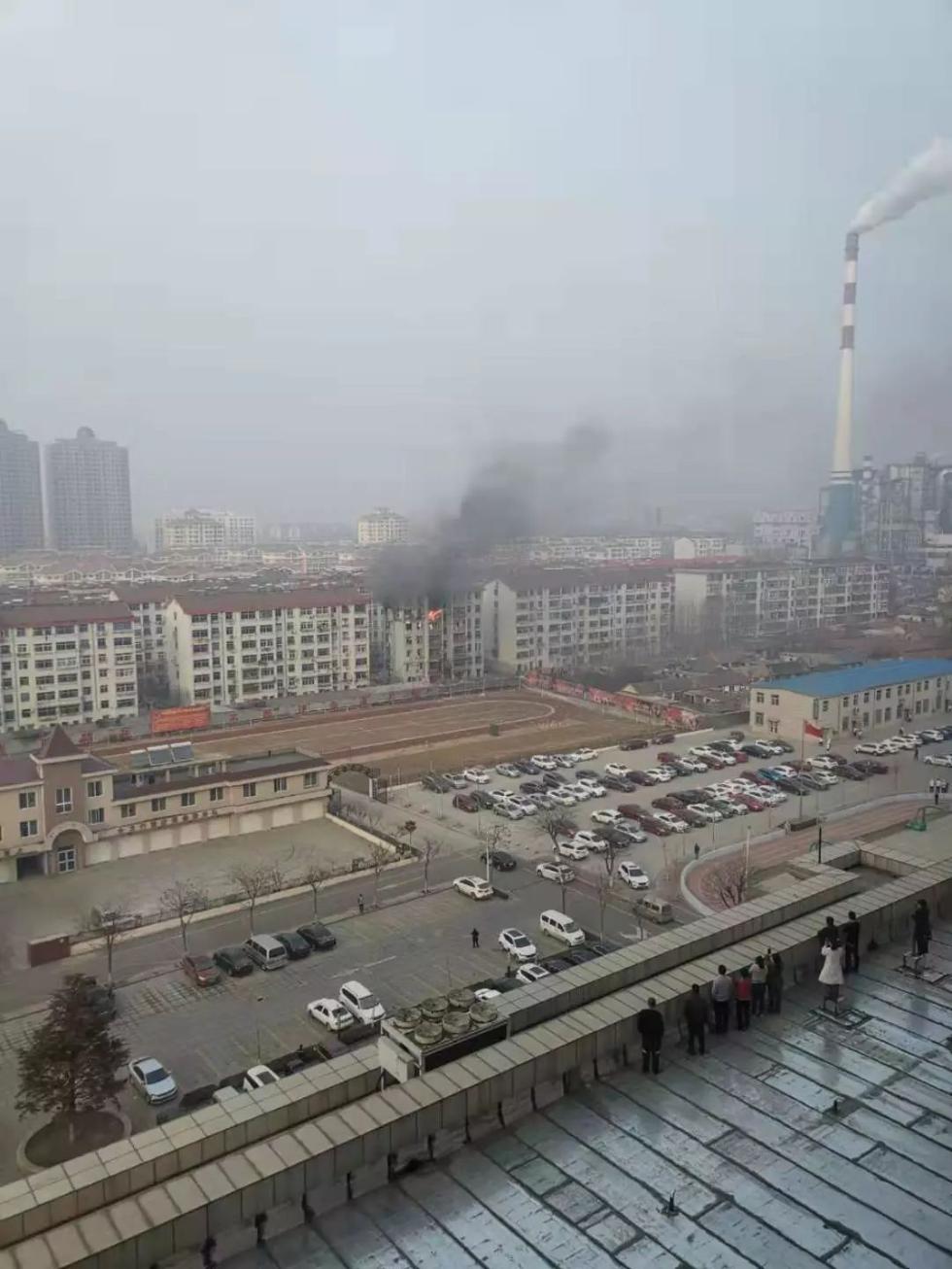 烟台市只楚附近一小区发生爆炸！火势剧烈，五分钟后消防车到达现